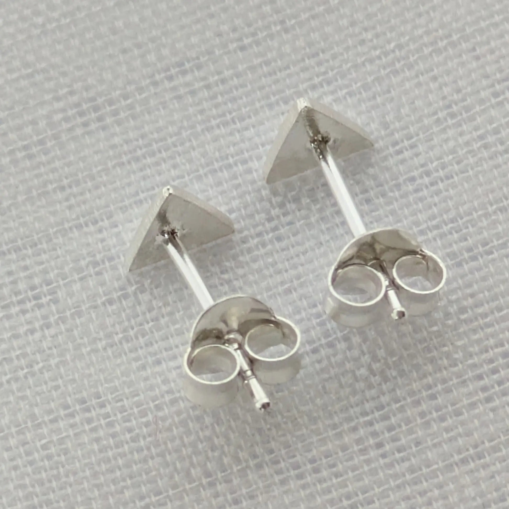 Rückseite Silber-Ohrstecker Dreieck mit Ohrmutter Verschluss