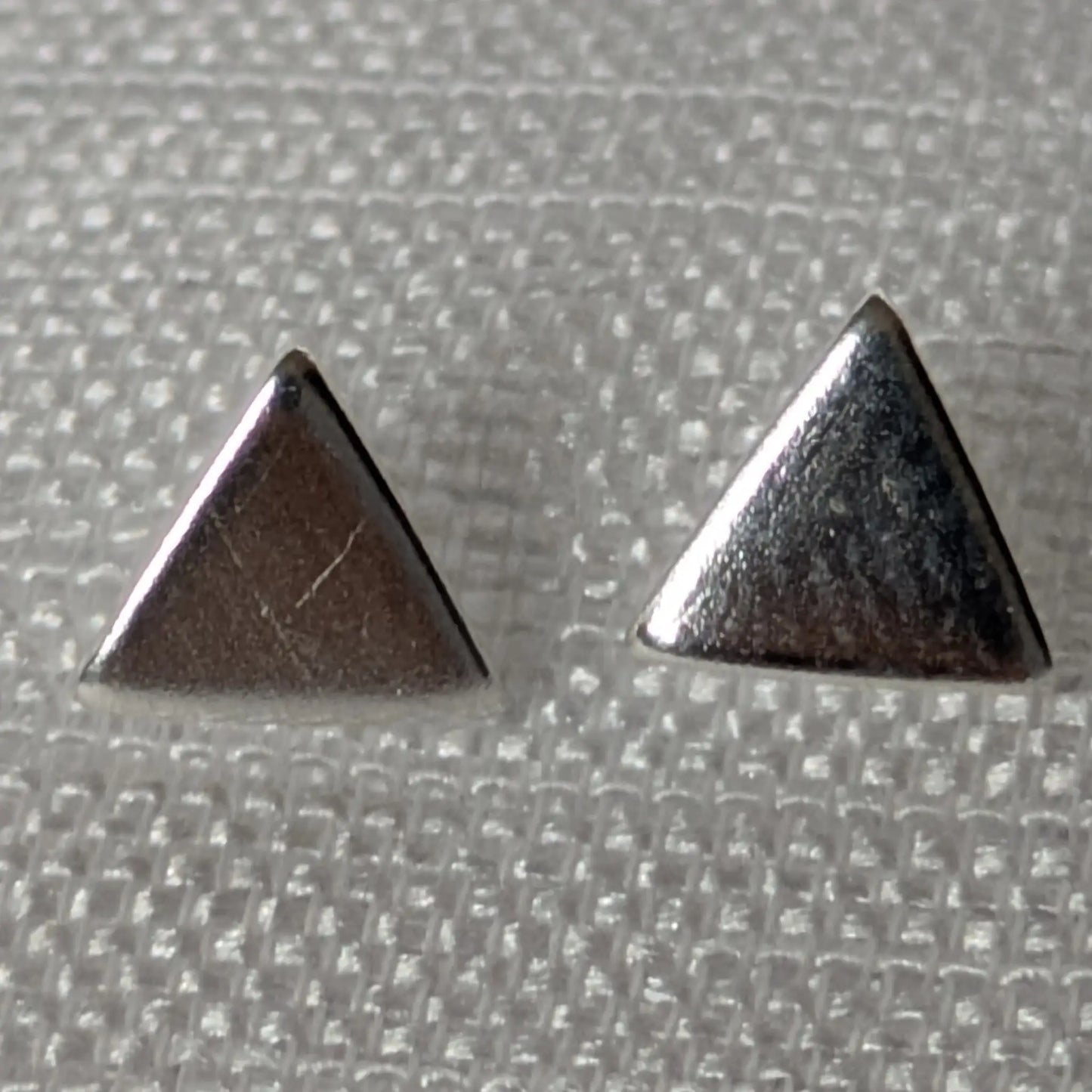 Detailansicht Dreieck-Ohrstecker 925 Silber mit glänzender Oberfläche