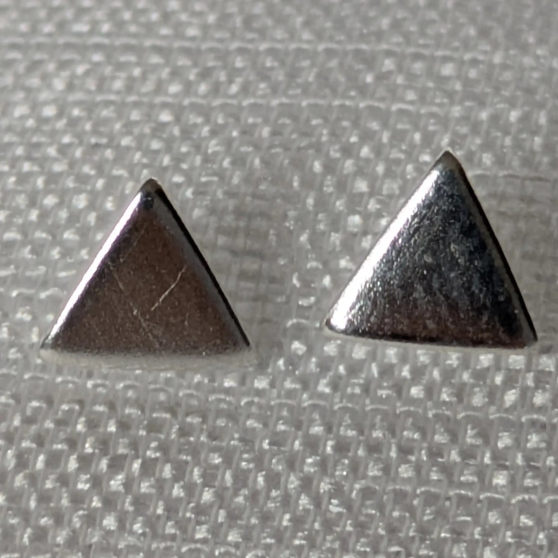 Detailansicht Dreieck-Ohrstecker 925 Silber mit glänzender Oberfläche