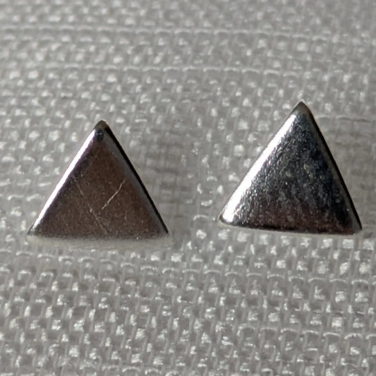 Detailansicht Dreieck-Ohrstecker 925 Silber mit glänzender Oberfläche