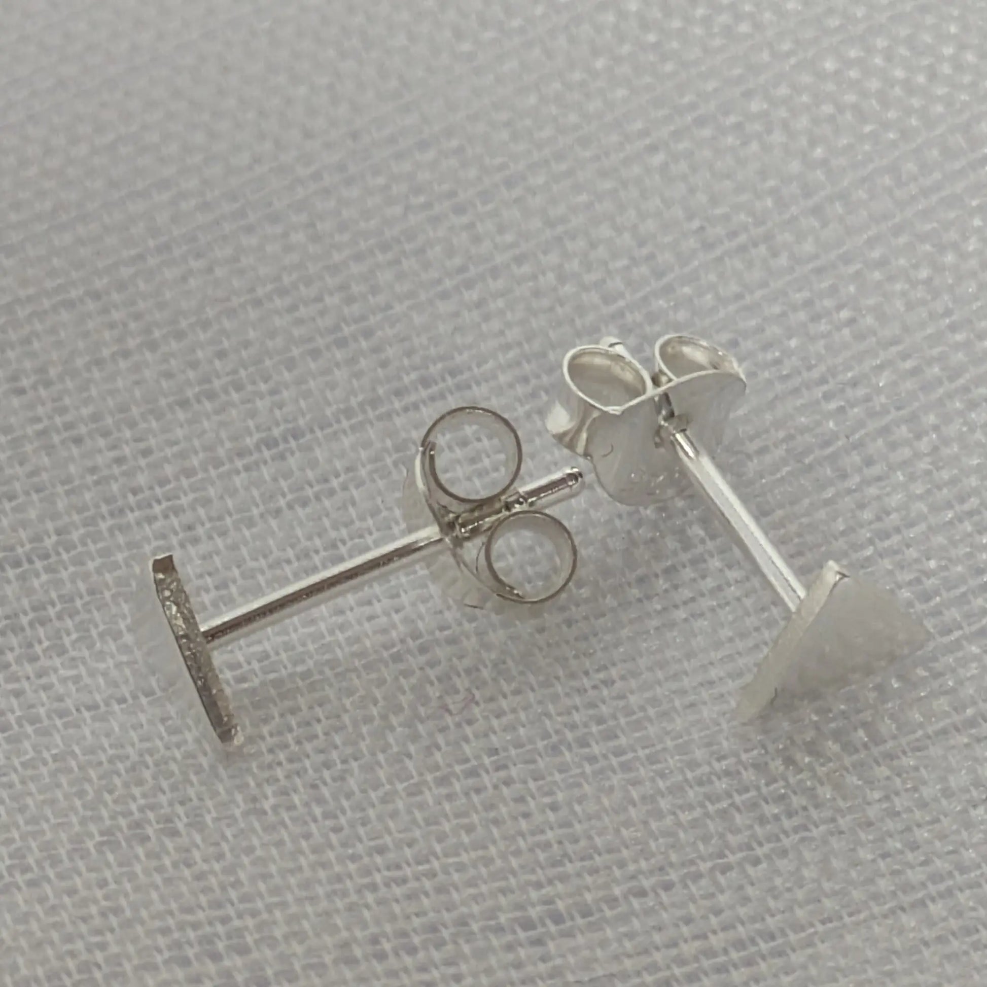 Seitenansicht flache Dreieck-Ohrstecker Silber 925 echt