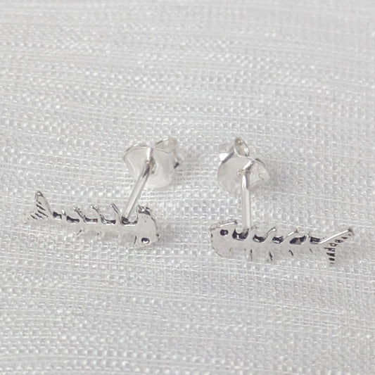 Frontalansicht: Ein Paar Fischskelett-Ohrstecker aus glänzendem Sterling Silber