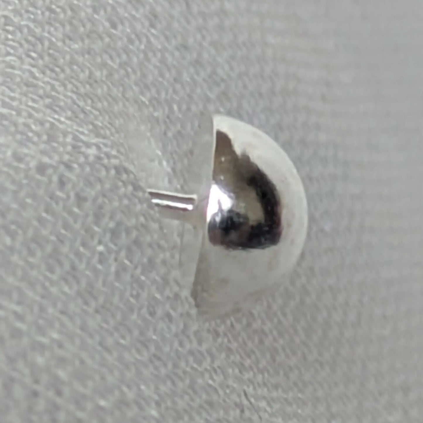 Seitenprofil Halbkugel Ohrstecker Silber gewölbtes Design.