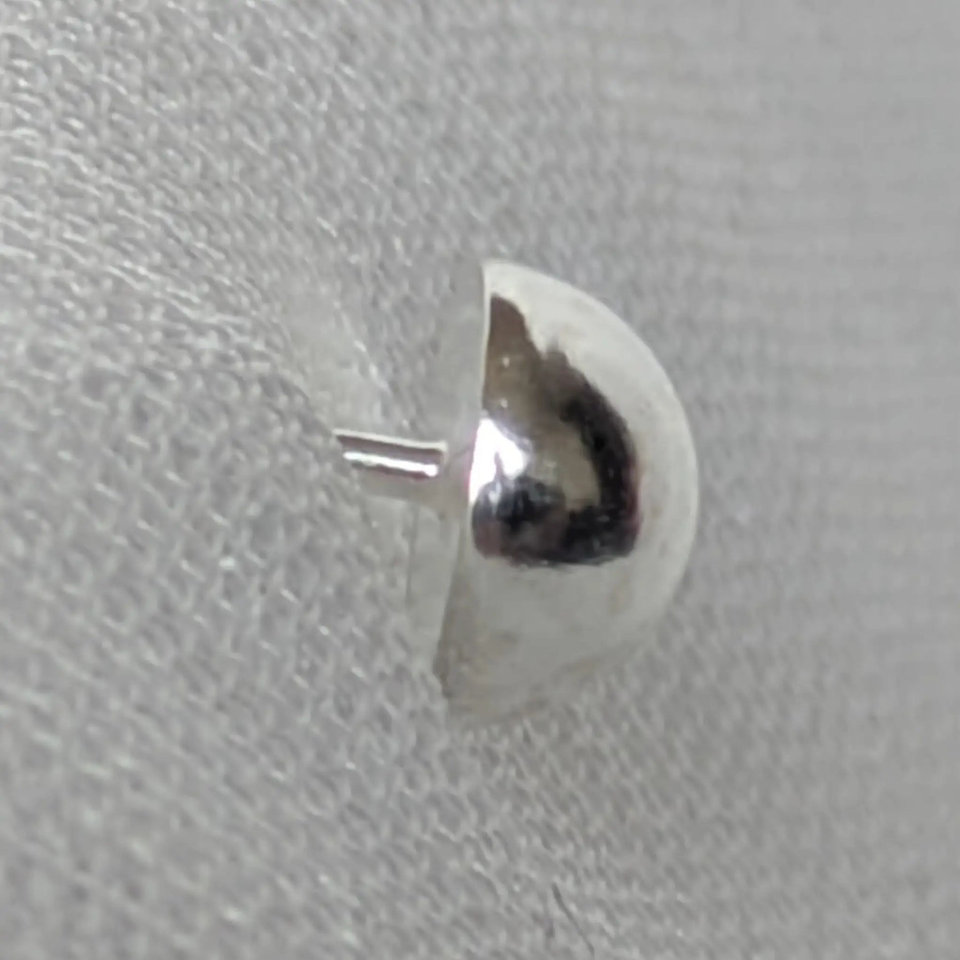 Seitenprofil Halbkugel Ohrstecker Silber gewölbtes Design.