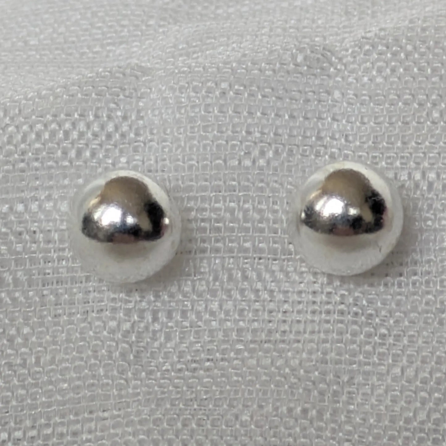 Detailansicht 925 Silber Halbkugel Ohrstecker glänzend