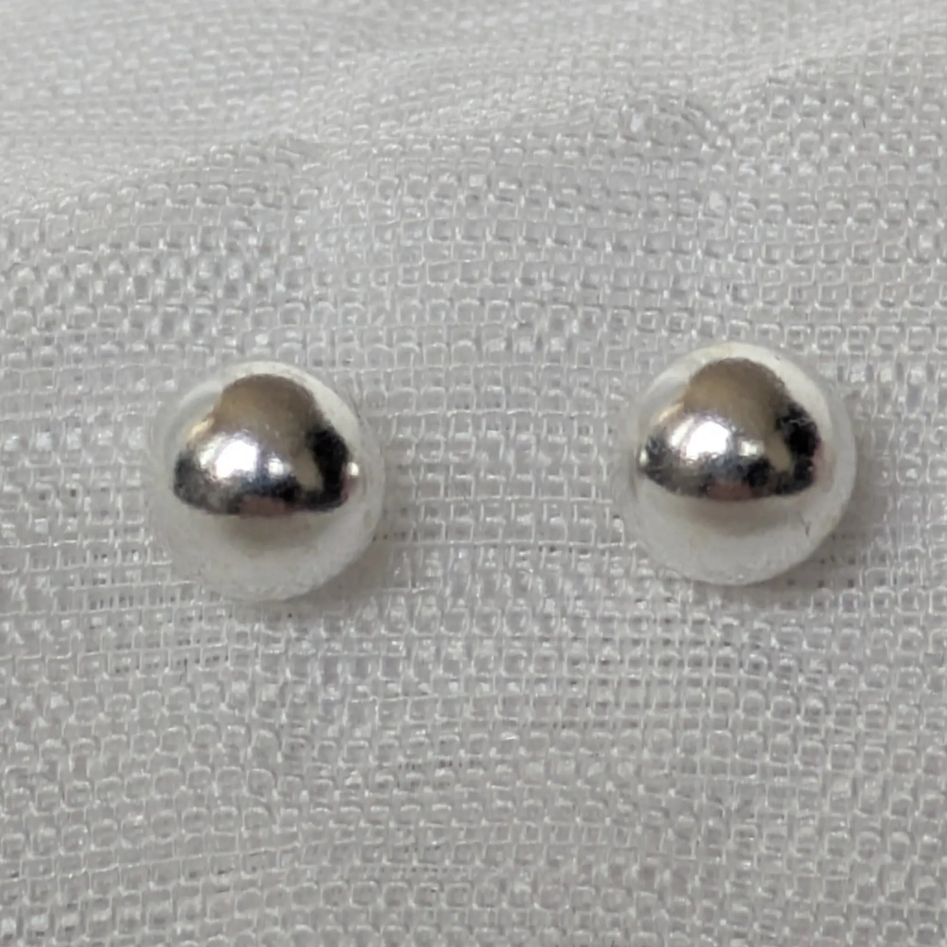 Detailansicht 925 Silber Halbkugel Ohrstecker glänzend