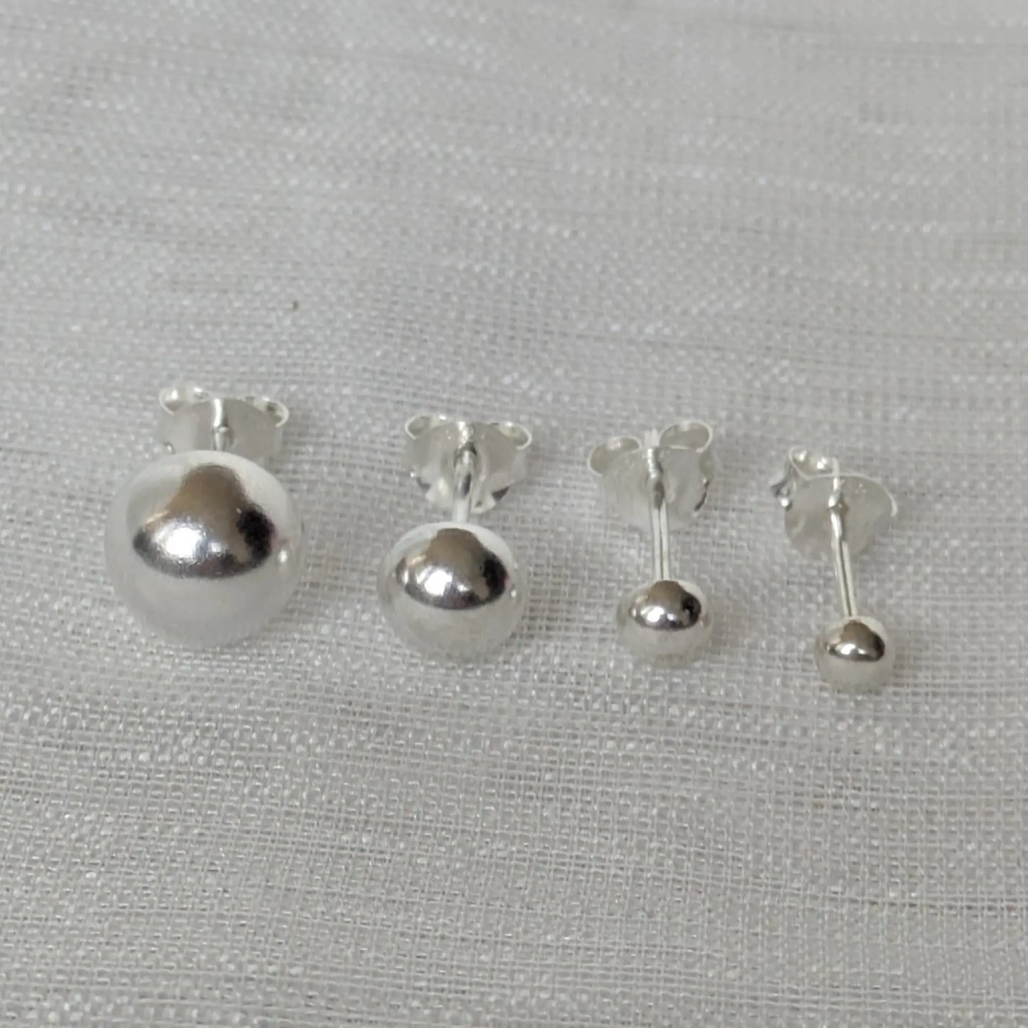Silberne Ohrringe Halbkugel Form 925 Sterling Silber Frontansicht.