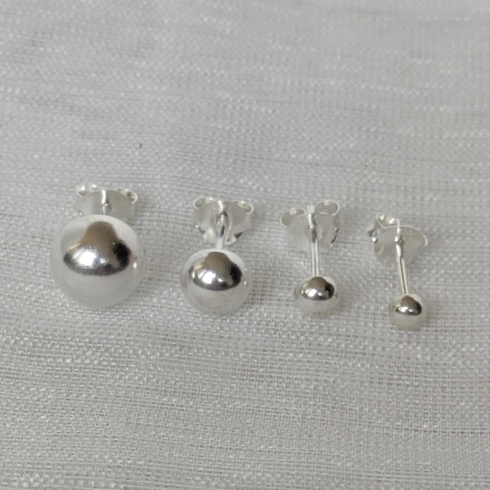 Silberne Ohrringe Halbkugel Form 925 Sterling Silber Frontansicht.