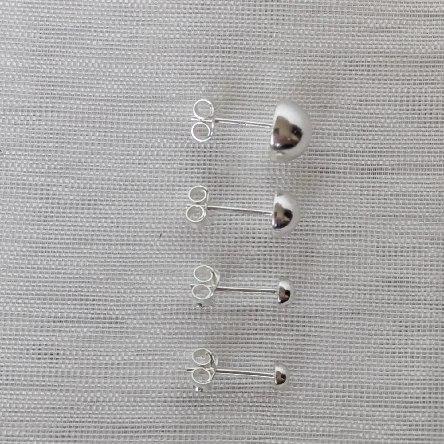 Seitliche Ansicht Halbkugel Ohrstecker Silber gewölbtes Design.