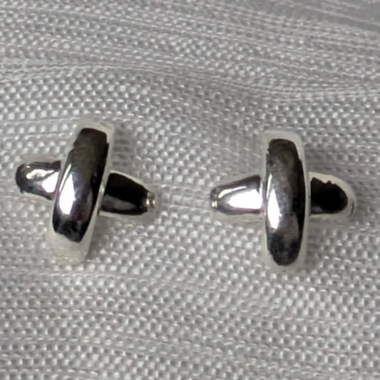 Detailansicht der polierten Oberfläche der 925 Silber Kreuz-Ohrstecker.
