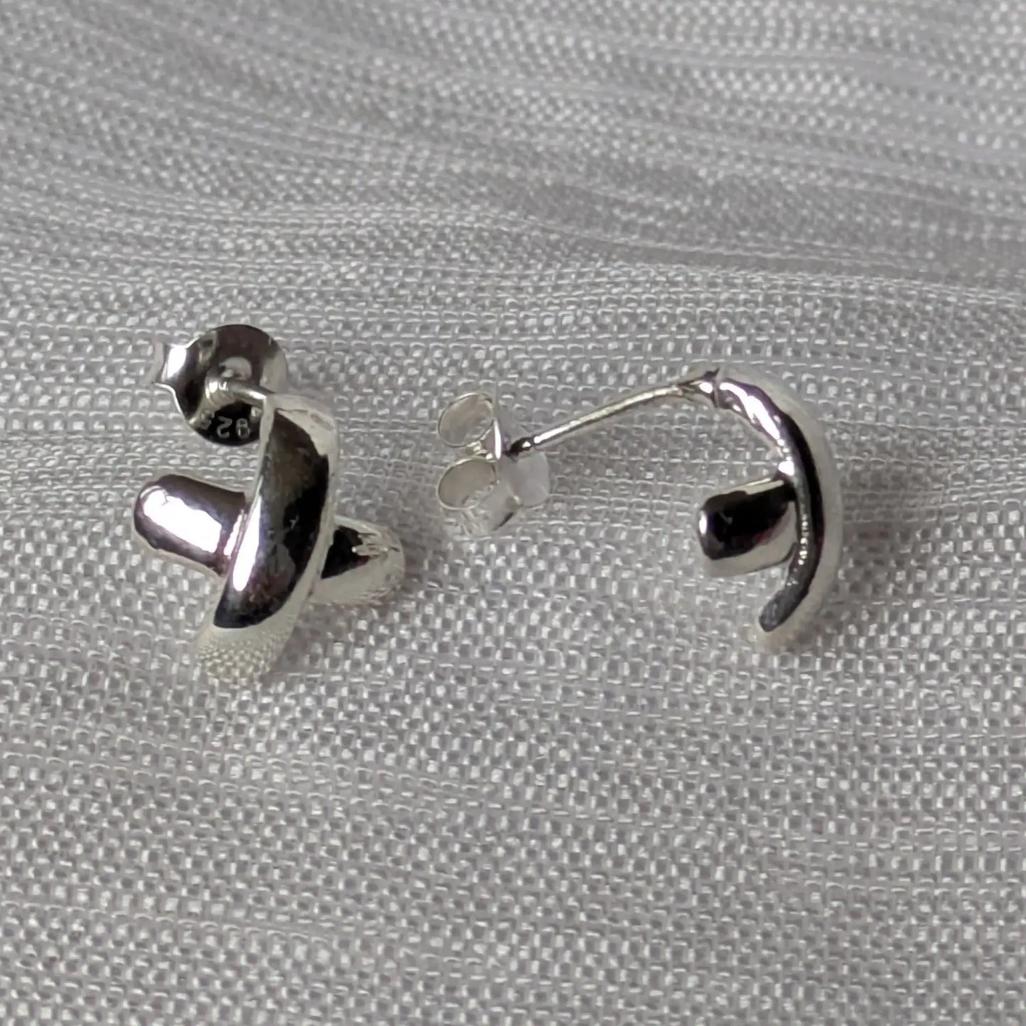 Seitenprofil der flachen 925 Sterling Silber Steckohrringe im X-Design.