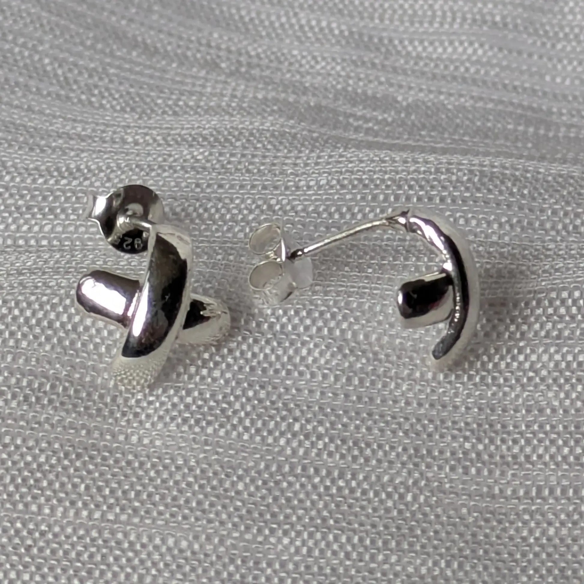 Seitenprofil der flachen 925 Sterling Silber Steckohrringe im X-Design.