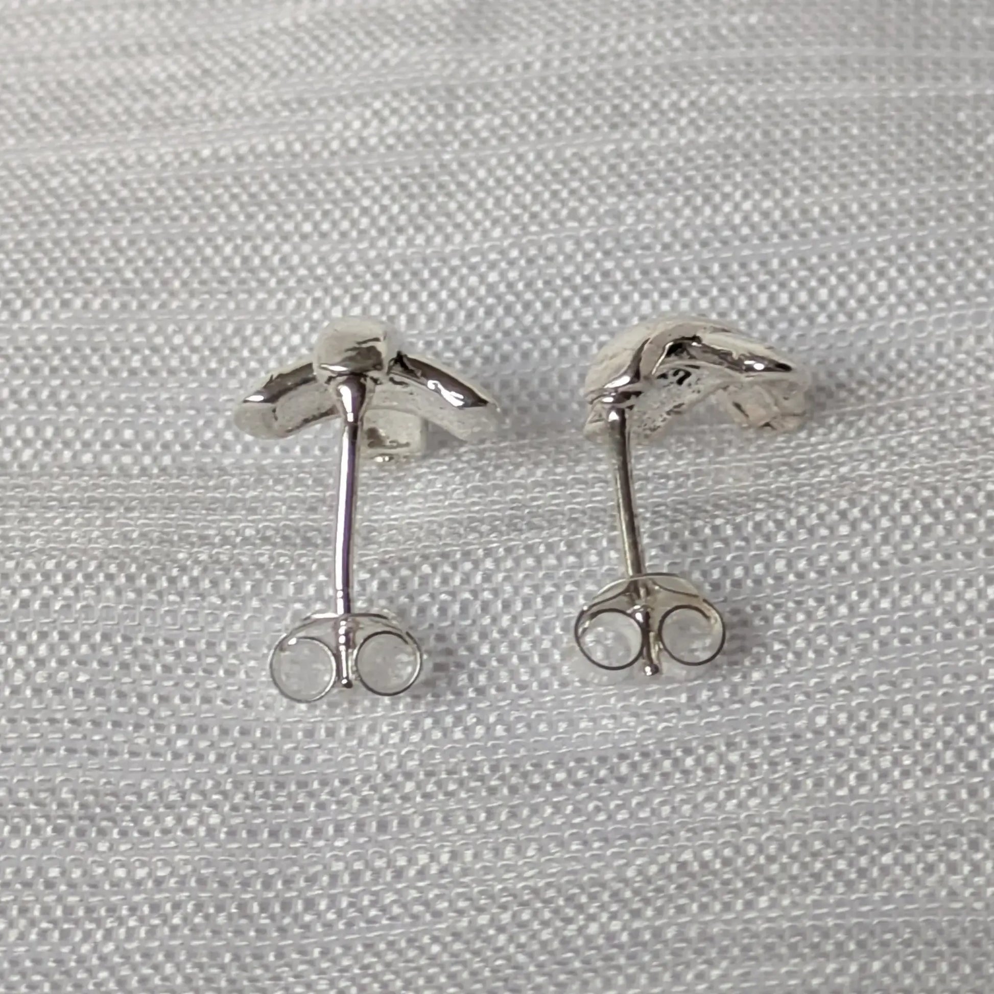 Rückseite der Silber-Ohrstecker mit sicherem Verschluss-Stift.
