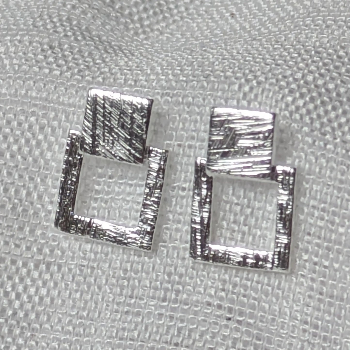 Paarweise Ansicht der geometrischen 925 Silber Ohrringe im Doppel-Quadrat-Design.