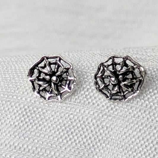 Detailaufnahme der filigranen Spinnennetz-Ohrstecker aus 925 Sterling Silber