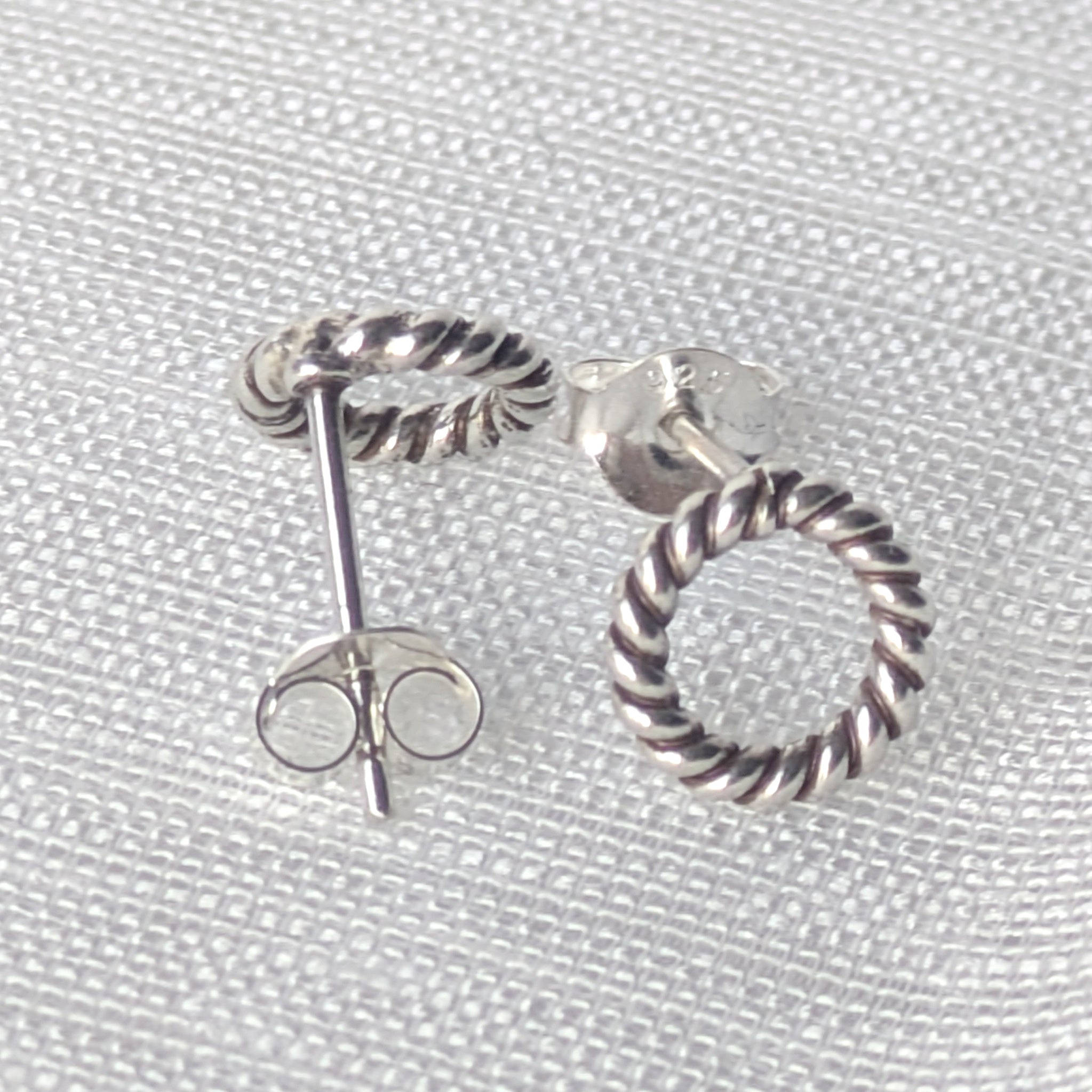 Paar silberne Ohrstecker mit Butterfly-Verschluss Reifen geflochten
