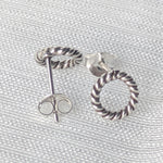 Lade das Bild in den Galerie-Viewer, Paar silberne Ohrstecker mit Butterfly-Verschluss Reifen geflochten
