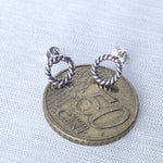 Lade das Bild in den Galerie-Viewer, Detailaufnahme silberne Ohrsteckers mit strukturierter Oberfläche auf 50-Cent Münze
