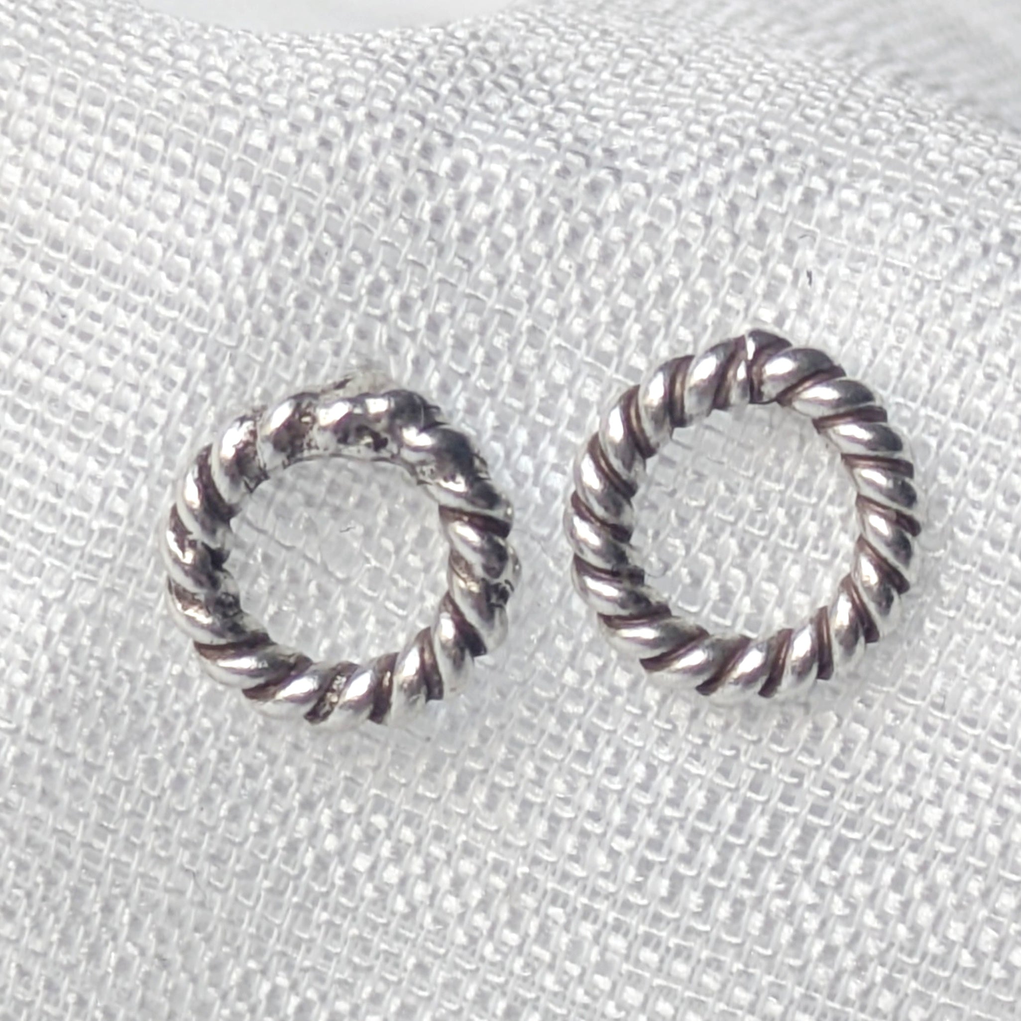 Nahaufnahme der gedrehten Struktur der Silberstecker in kreisförmiger Form