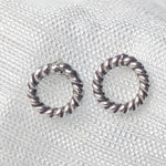 Lade das Bild in den Galerie-Viewer, Nahaufnahme der gedrehten Struktur der Silberstecker in kreisförmiger Form
