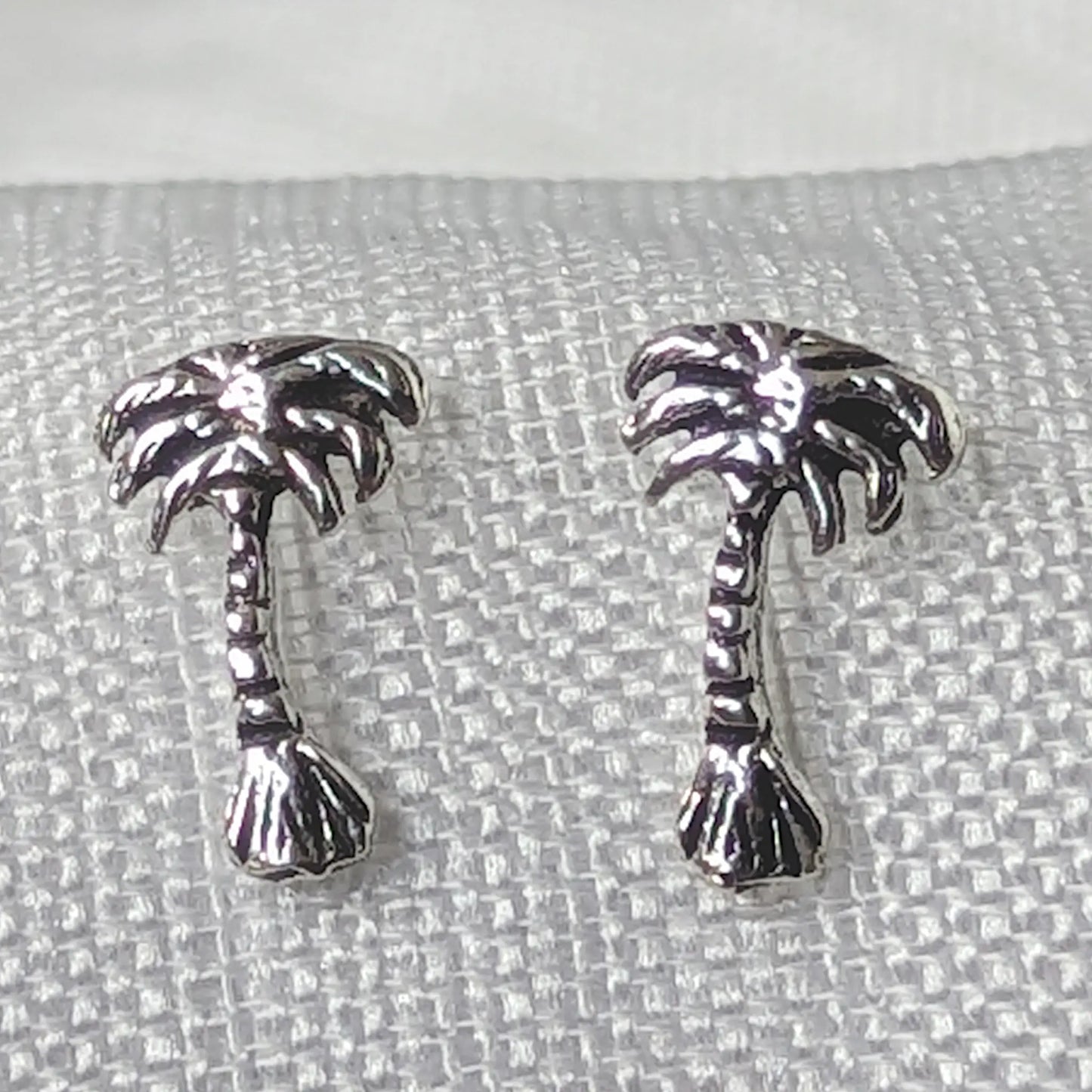Detailansicht der oxidierten Palmenwedel des 925 Sterling Silber Ohrsteckers