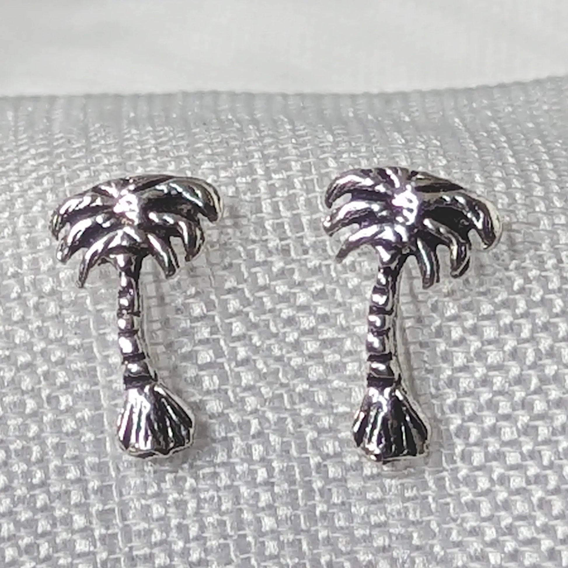 Detailansicht der oxidierten Palmenwedel des 925 Sterling Silber Ohrsteckers