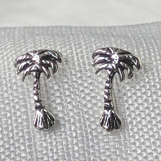 Detailansicht der oxidierten Palmenwedel des 925 Sterling Silber Ohrsteckers