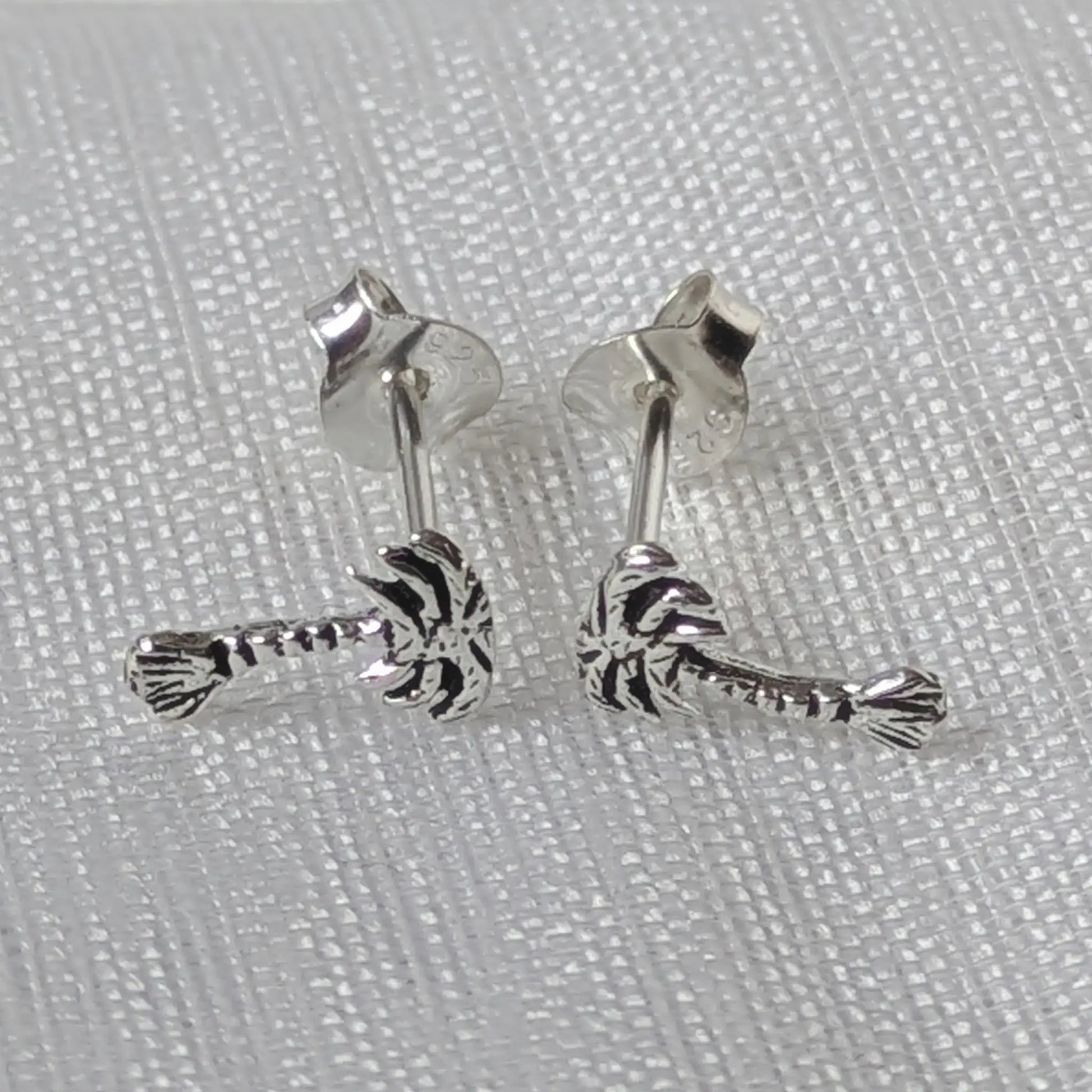 Frontalansicht der kleinen Palmen-Ohrstecker aus echtem 925 Silber