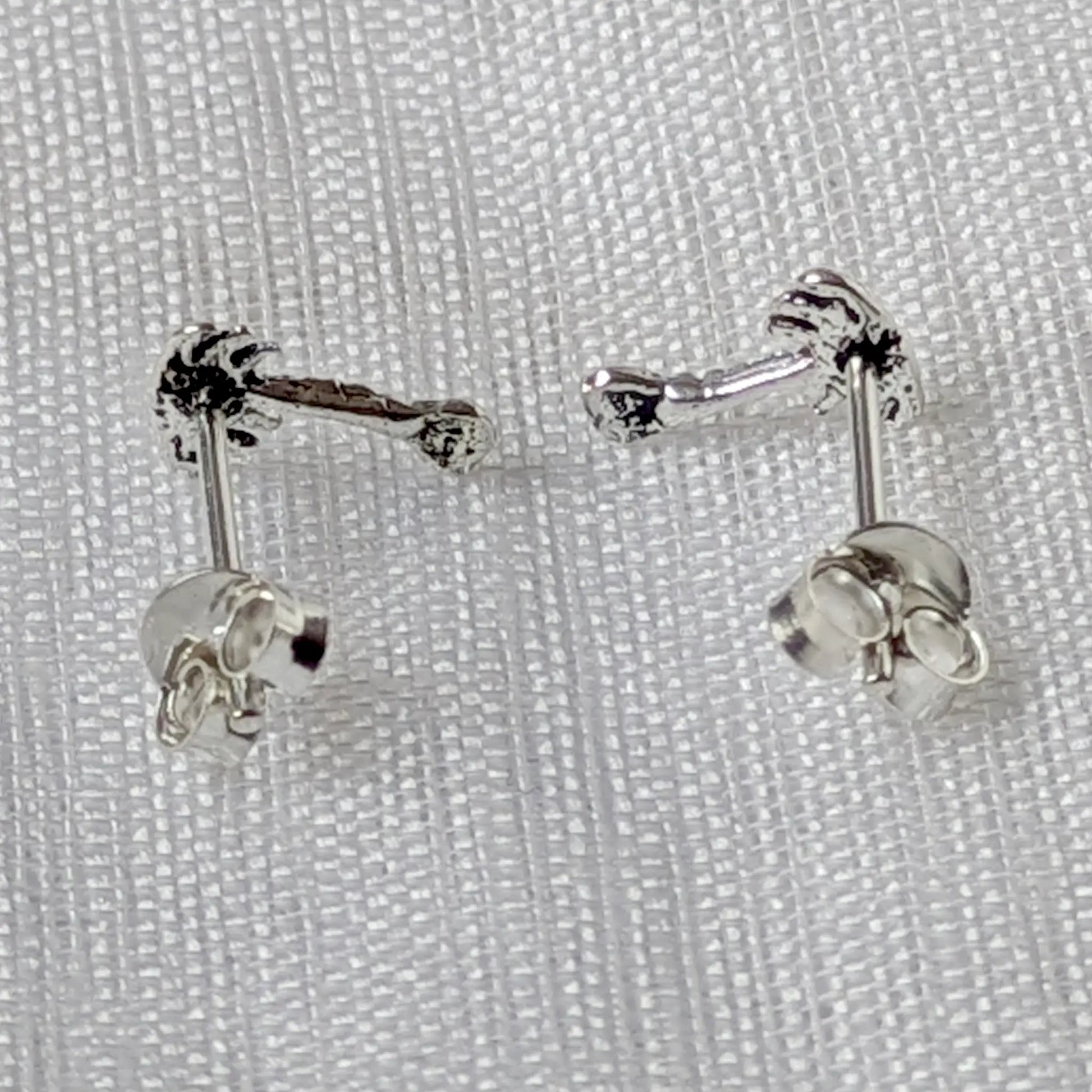 Rückseite des 925 Silber Palmen-Ohrsteckers mit Verschlusselement und Stempel