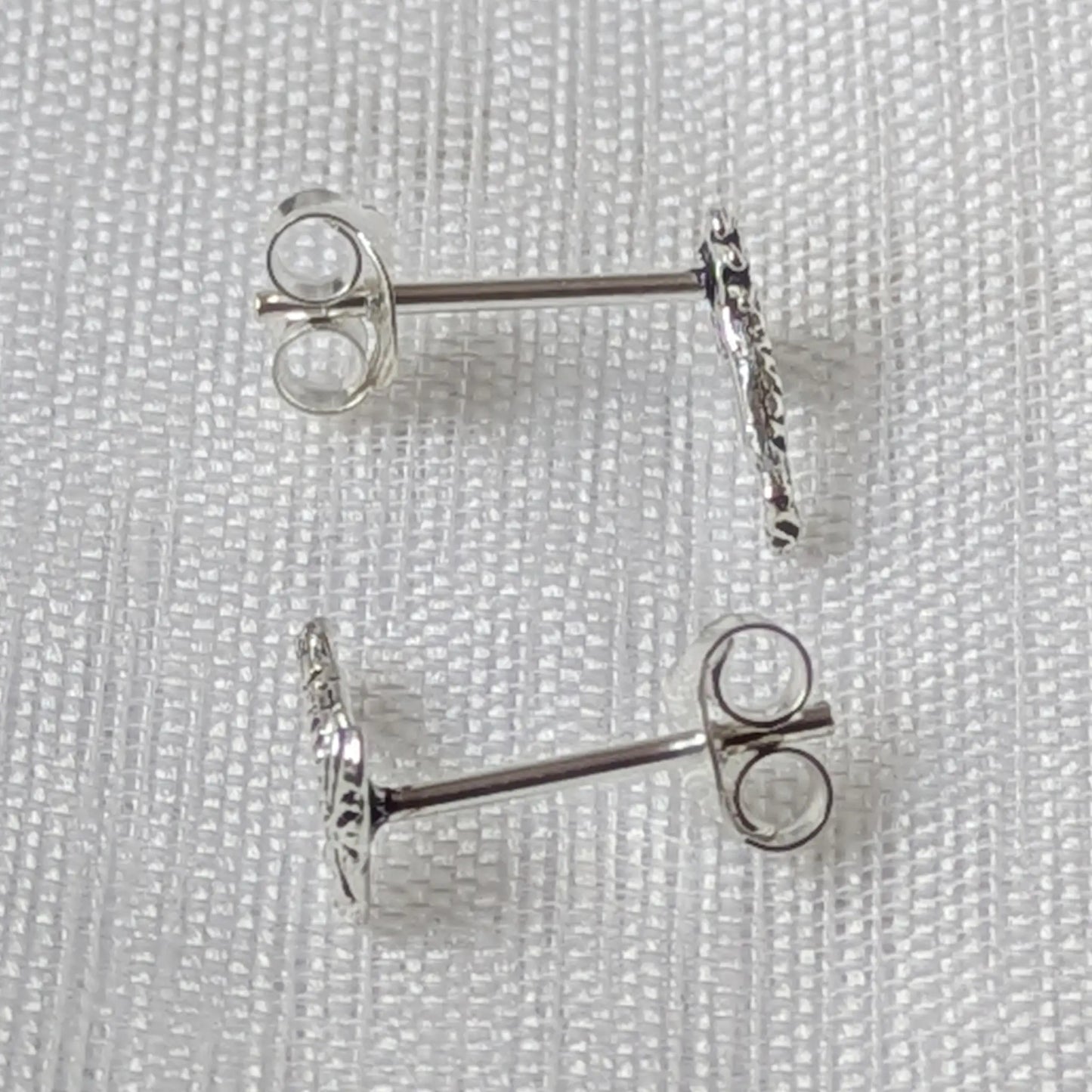 Seitenansicht des Palmen-Ohrsteckers aus Silber mit Steckerstift
