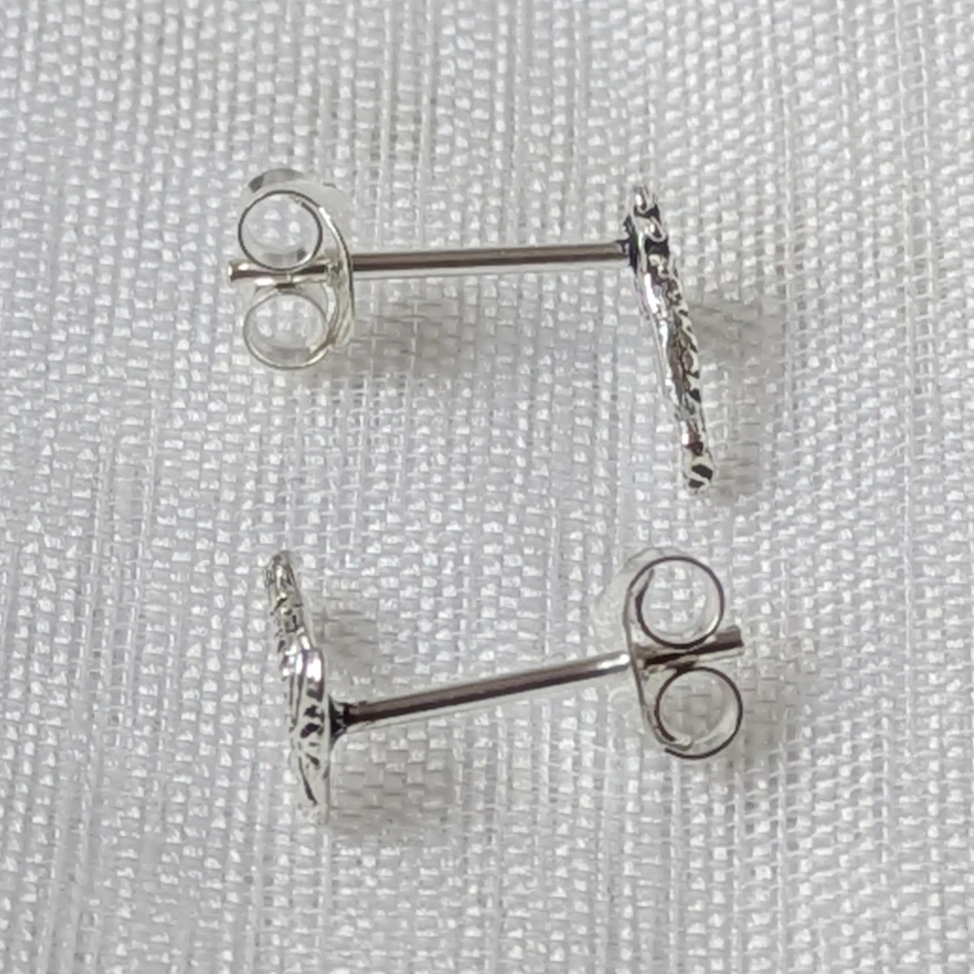 Seitenansicht des Palmen-Ohrsteckers aus Silber mit Steckerstift