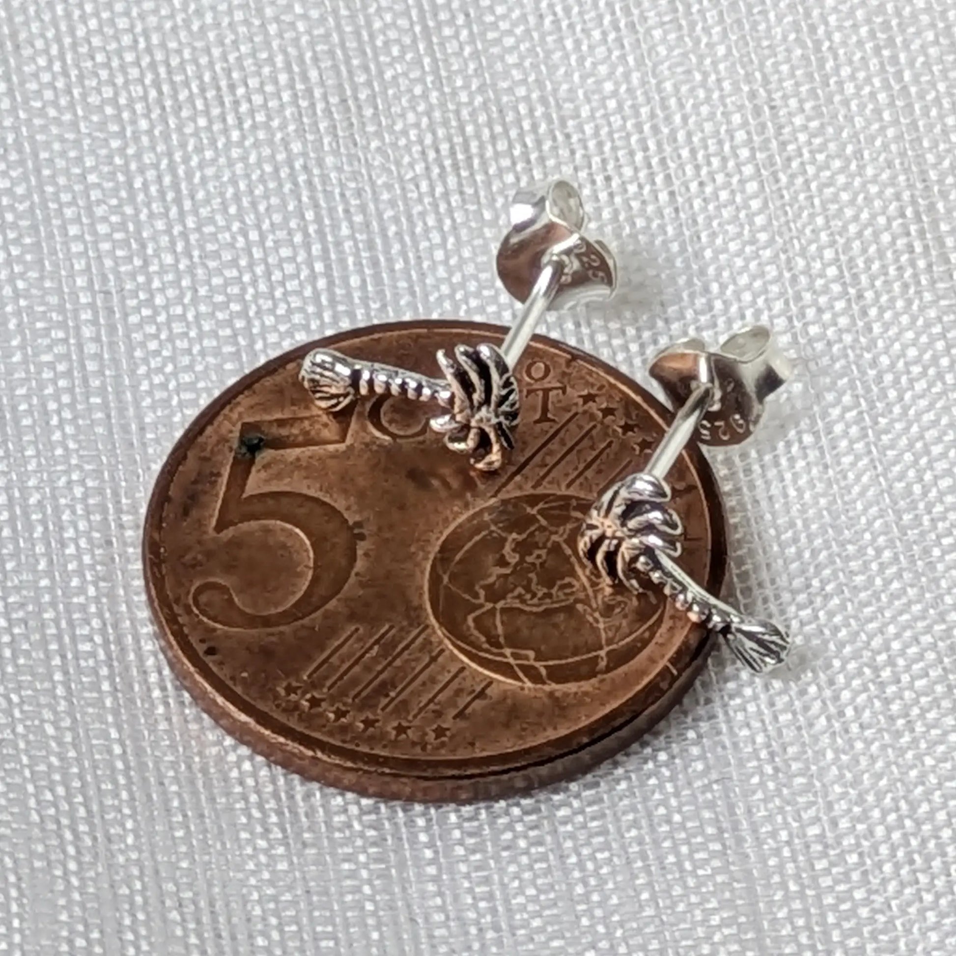 Größenvergleich des Palmen 925 Silber Ohrsteckers auf einer 5-Cent-Münze