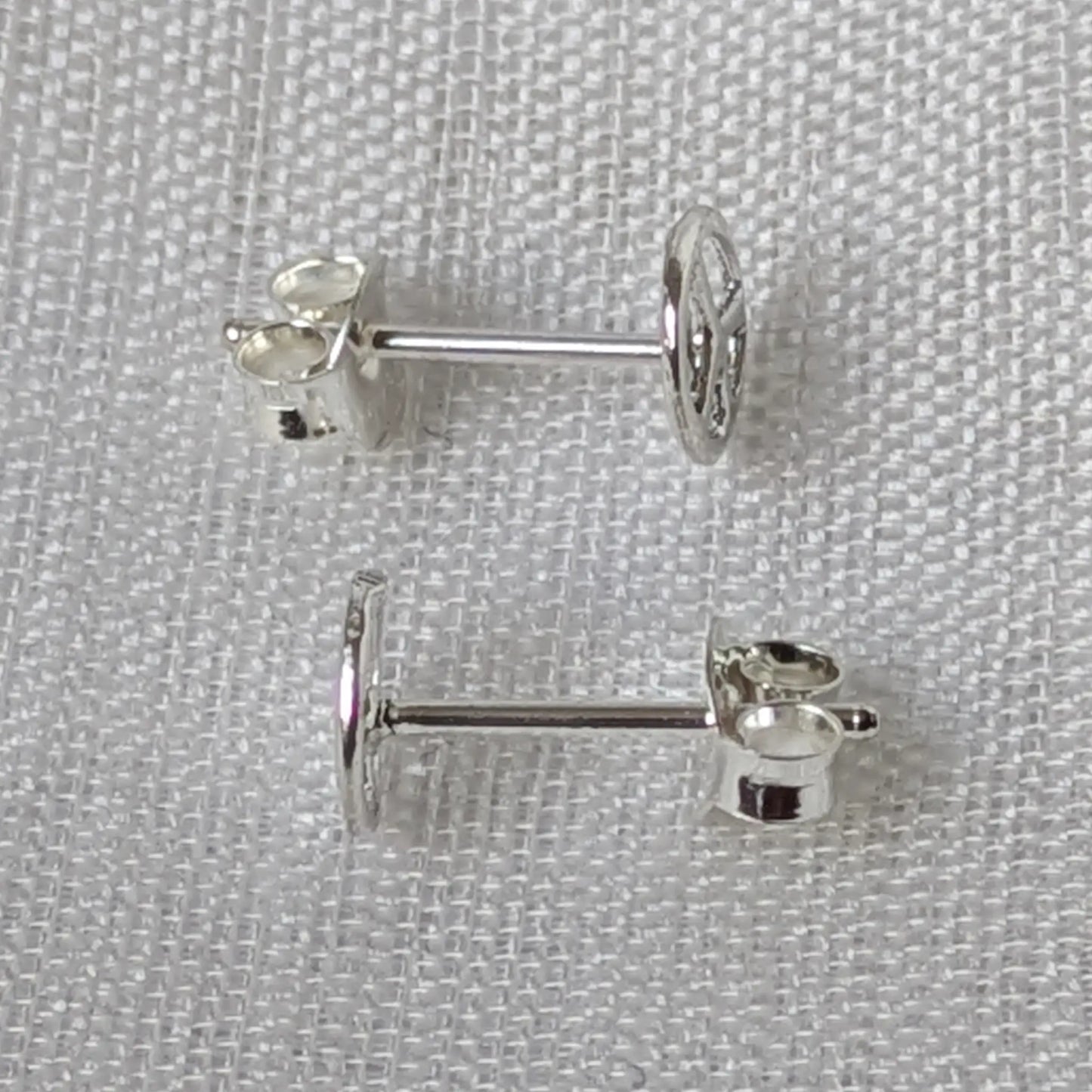 Seitenansicht der Peace Ohrringe aus 925 Silber mit Stecker-Stift und feiner Profiltiefe