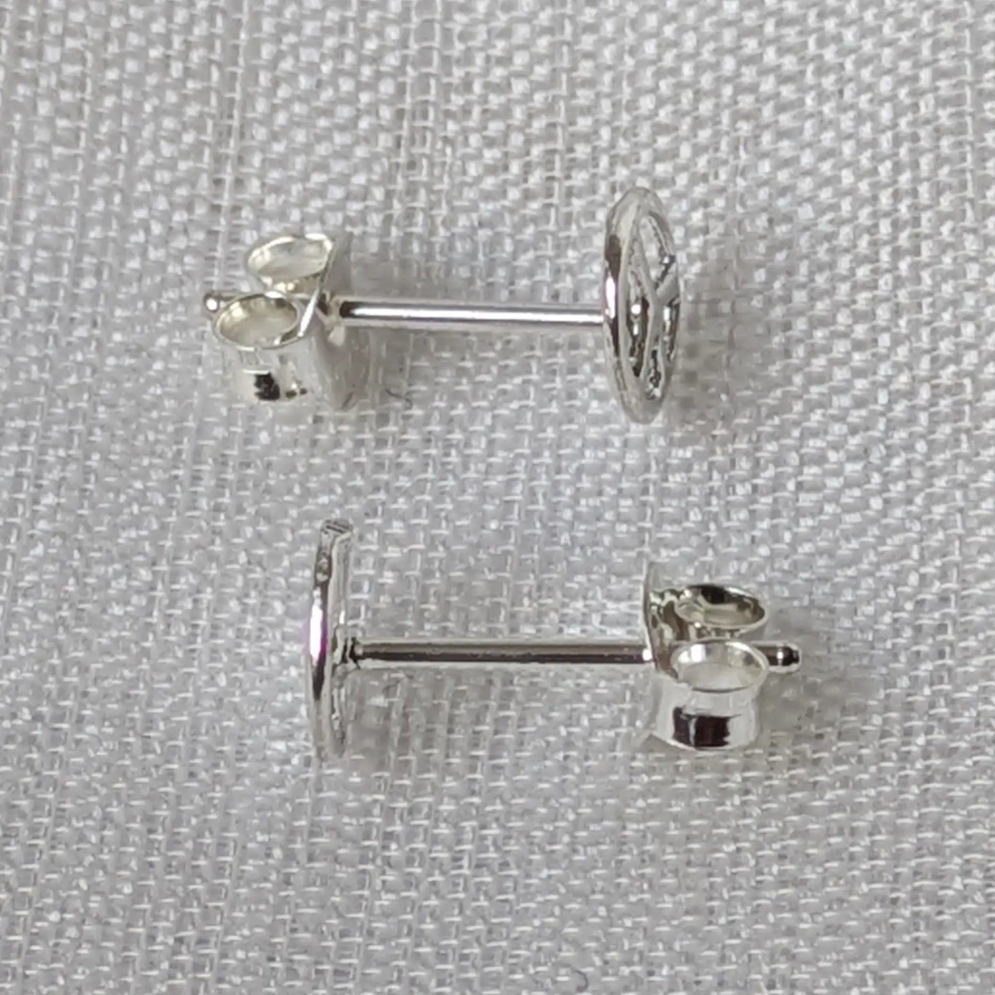 Seitenansicht der Peace Ohrringe aus 925 Silber mit Stecker-Stift und feiner Profiltiefe