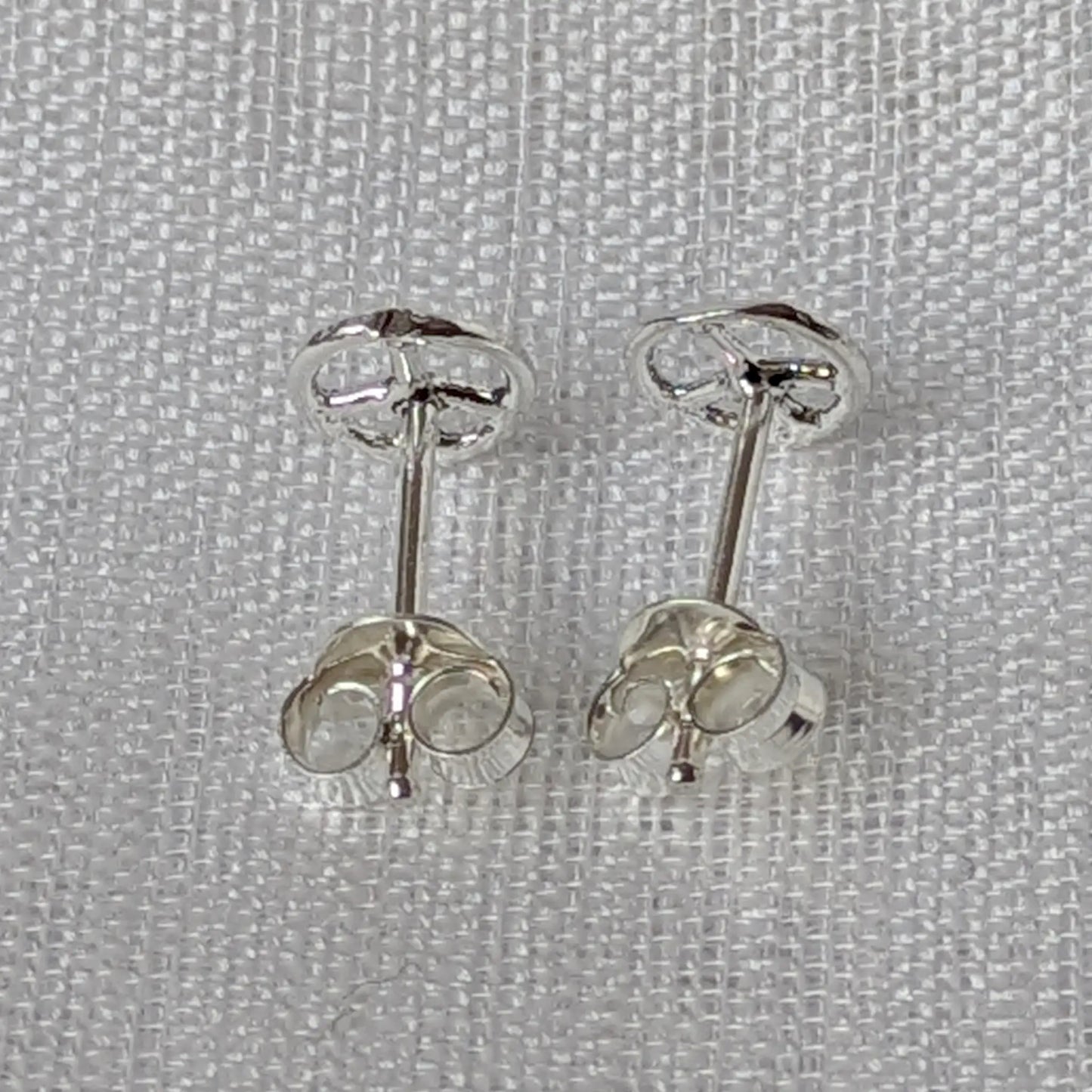 Rückseite der Silber Peace Ohrstecker 925 mit stabiler Verarbeitung