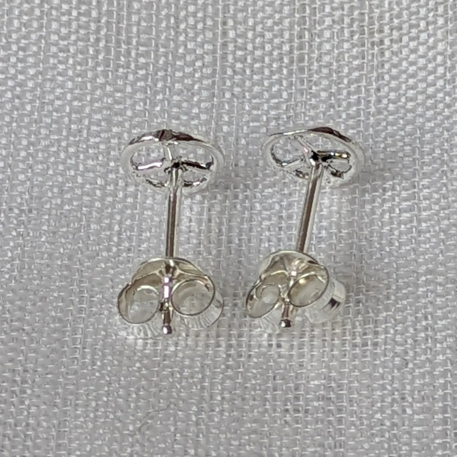 Rückseite der Silber Peace Ohrstecker 925 mit stabiler Verarbeitung