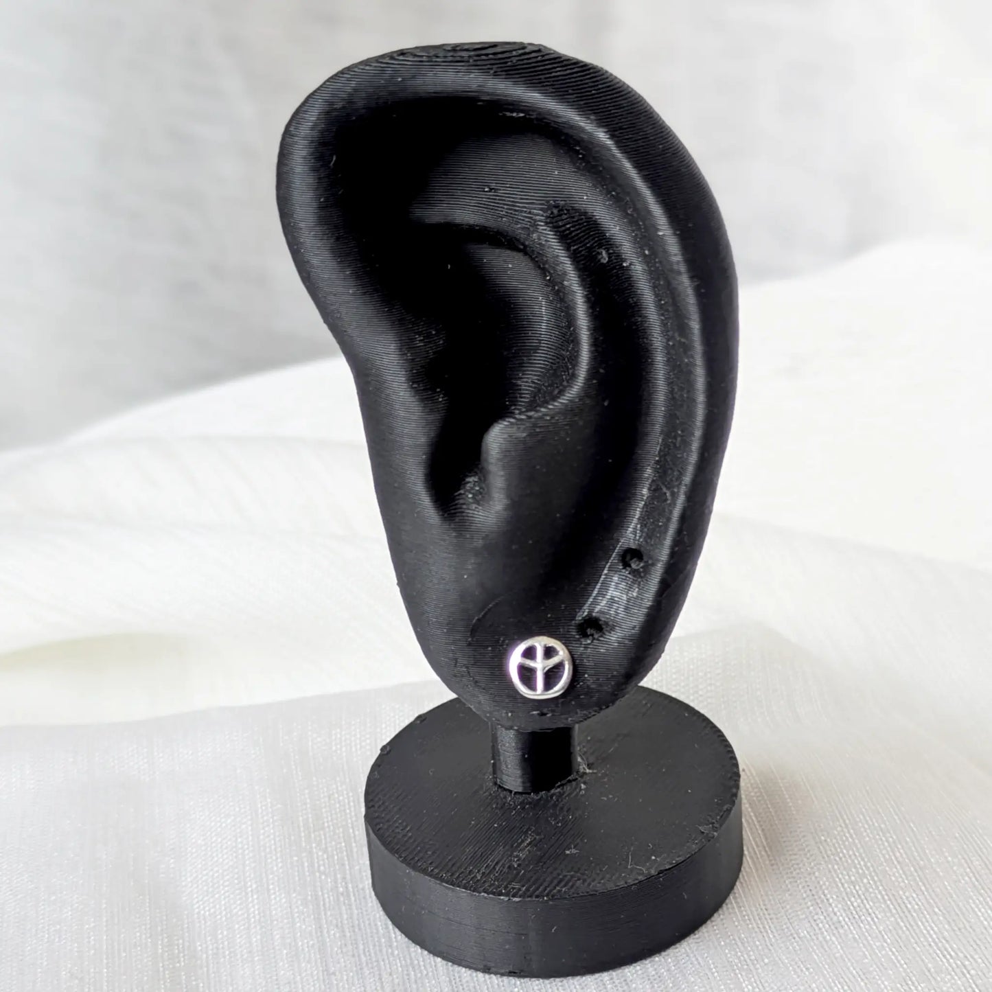 Peace Ohrstecker aus 925 Silber getragen am schwarzen Ohr-Display im Größenvergleich