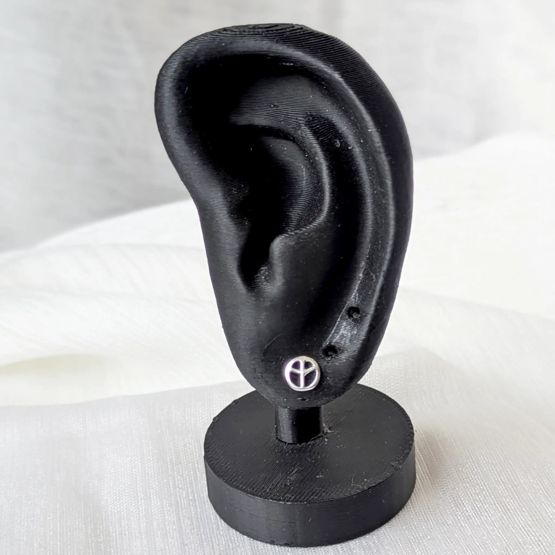 Peace Ohrstecker aus 925 Silber getragen am schwarzen Ohr-Display im Größenvergleich