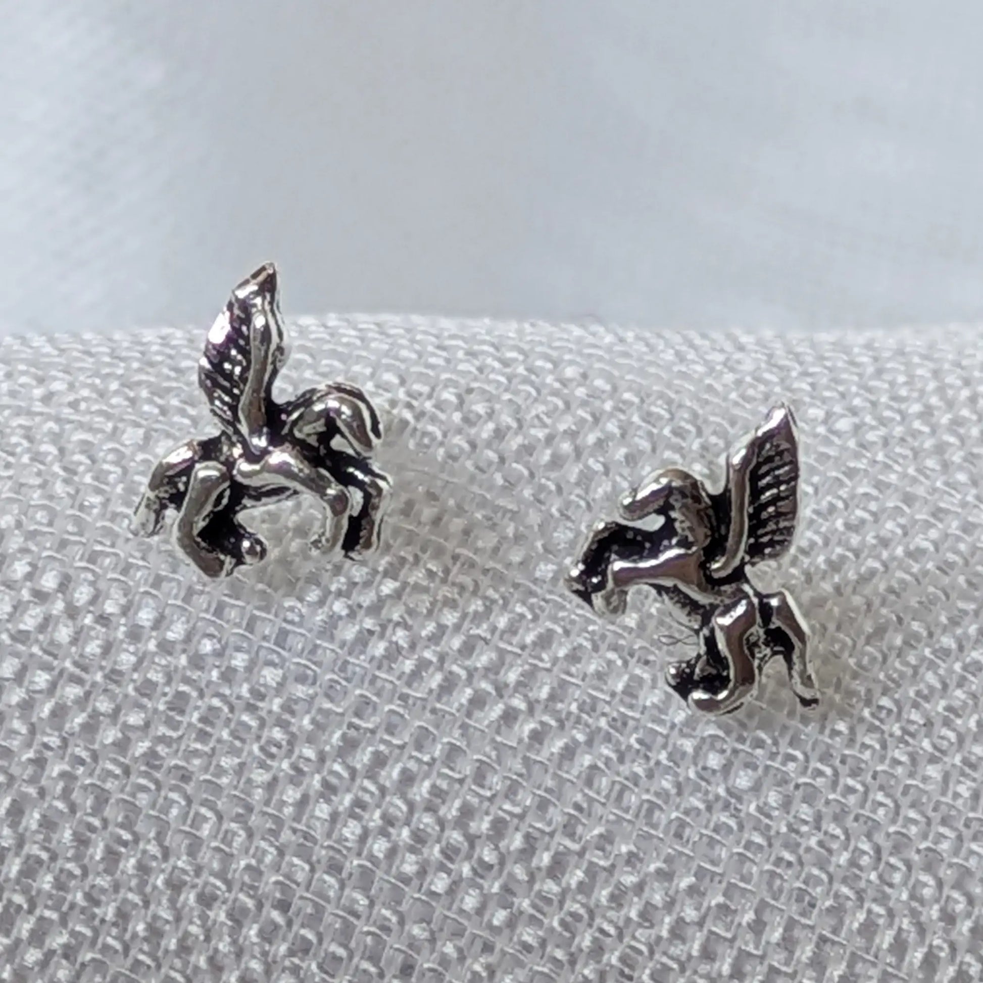 Nahaufnahme Pegasus Ohrstecker aus 925 Sterling Silber mit detaillierten Flügeln