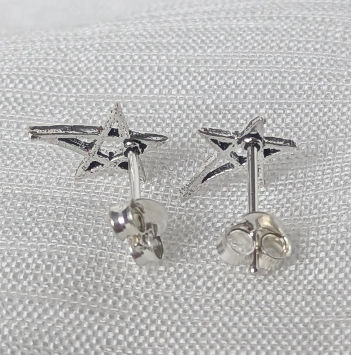 Rückseite der 925 Silber Pentagramm-Ohrstecker mit sicherem Butterfly-Verschluss