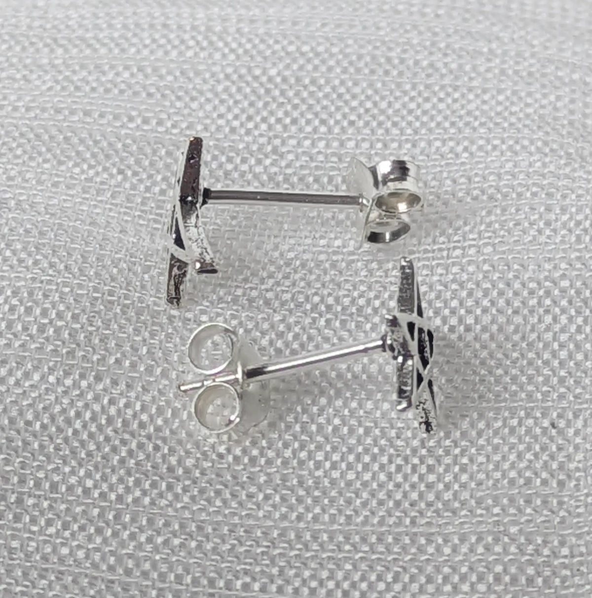 Seitenansicht der flachen Pentagramm-Ohrringe aus echtem 925 Sterling Silber