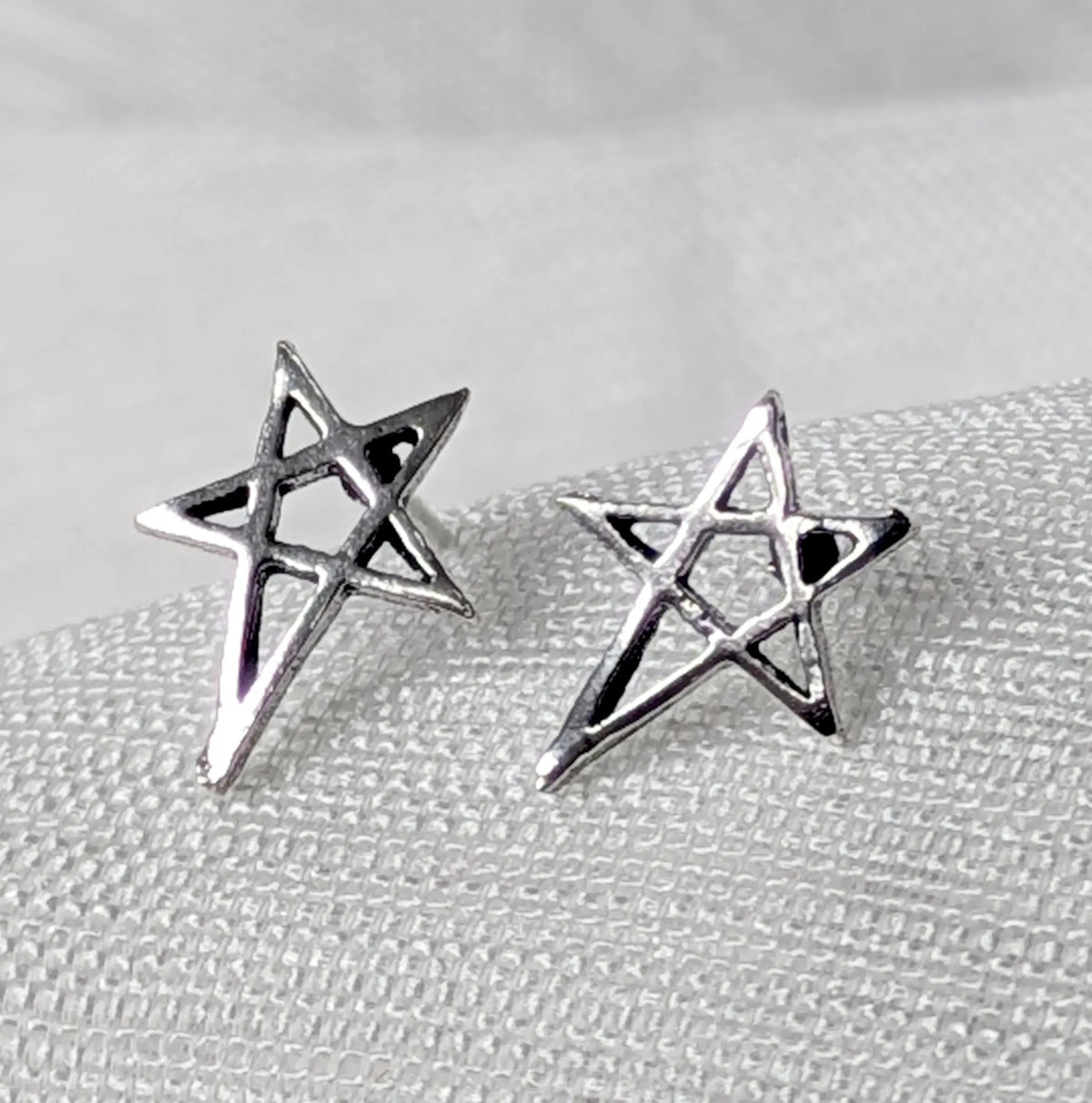 Nahaufnahme von 925 Silber Ohrsteckern im durchbrochenen Pentagramm-Design
