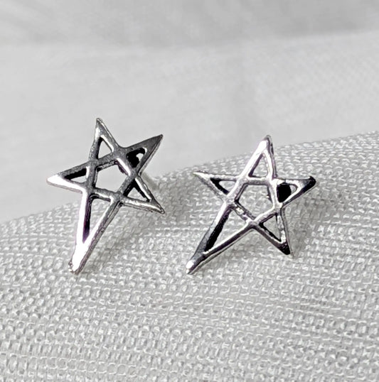 Nahaufnahme von 925 Silber Ohrsteckern im durchbrochenen Pentagramm-Design