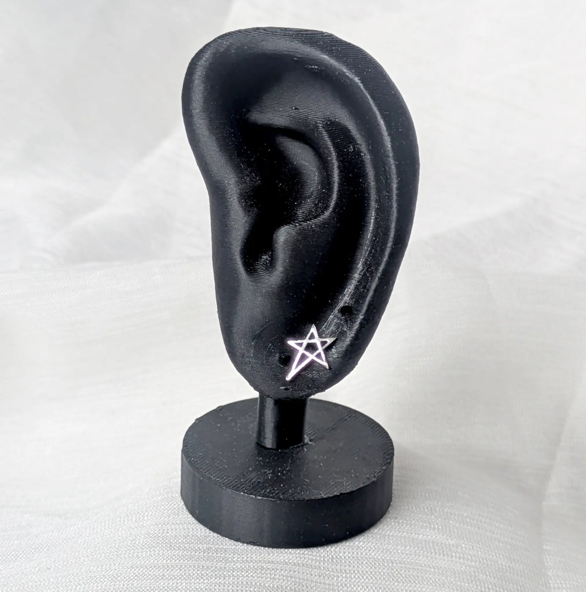 Silberne Pentagramm Ohrstecker getragen an einem schwarzen Ohr-Display zur Größenveranschaulichung
