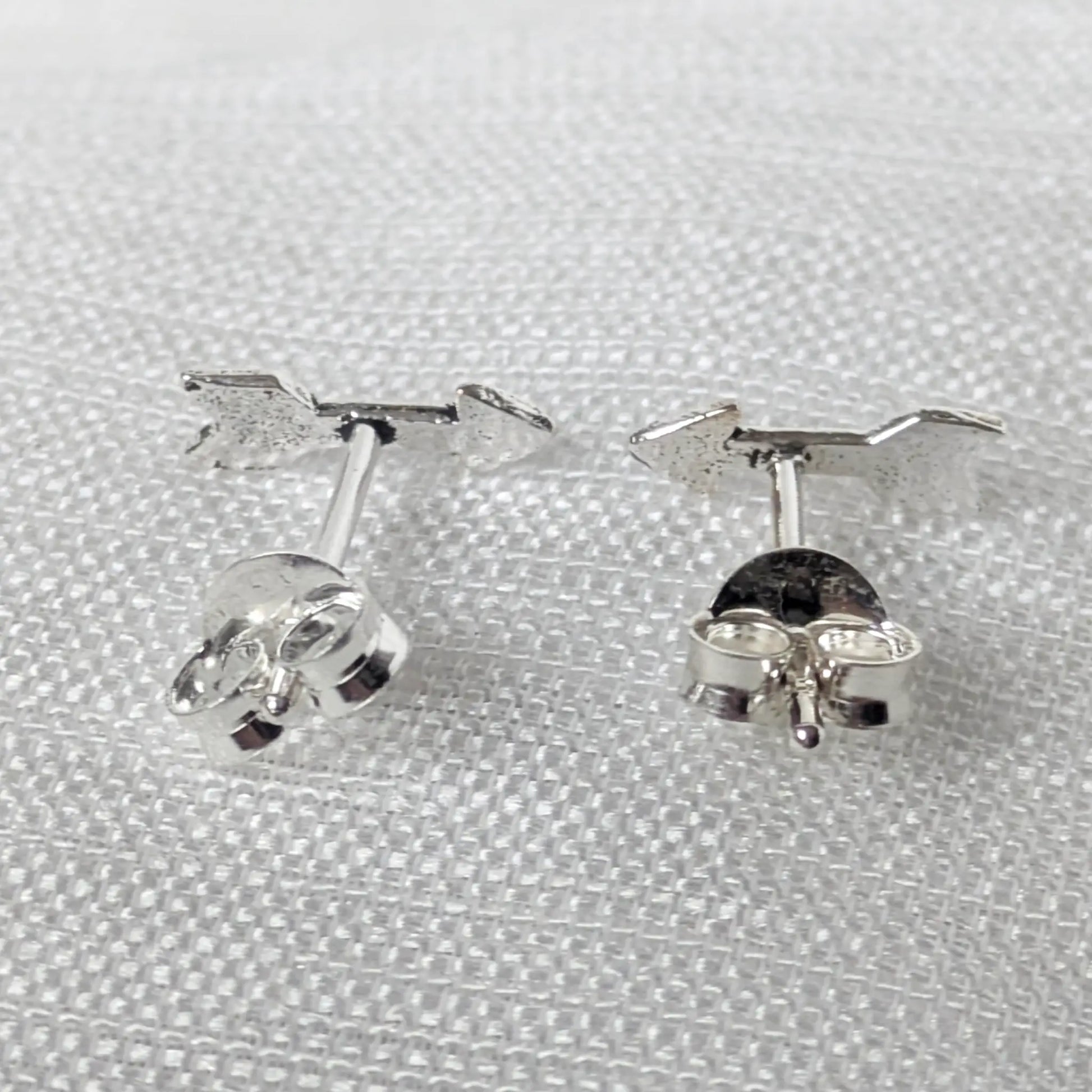 Rückseite der Pfeil-Ohrstecker aus Silber mit Fokus auf den Verschluss und den 925 Echtheitsstempel.