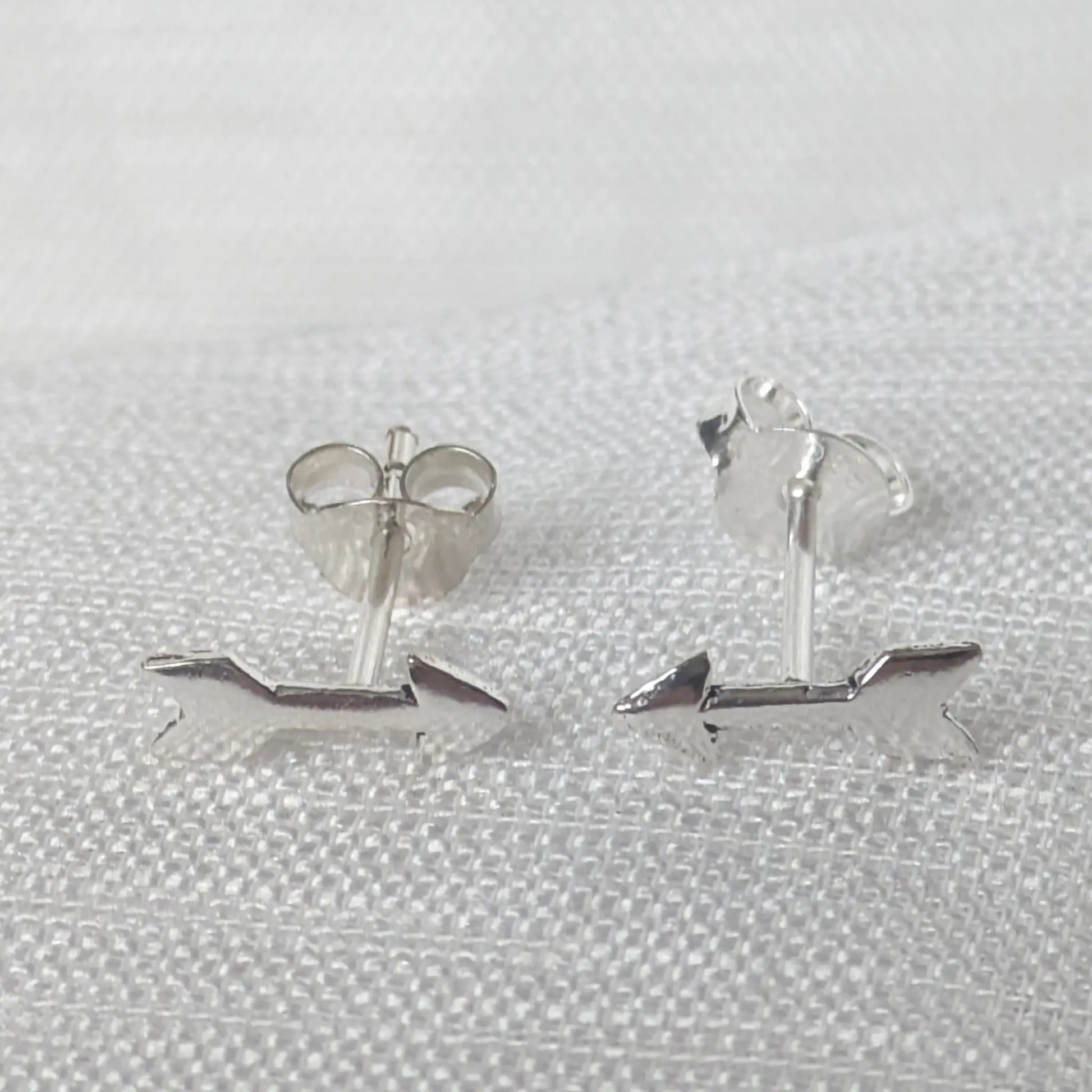 Frontale Detailansicht der zierlichen Pfeil-Ohrringe aus Sterling Silber mit präziser geometrischer Form.