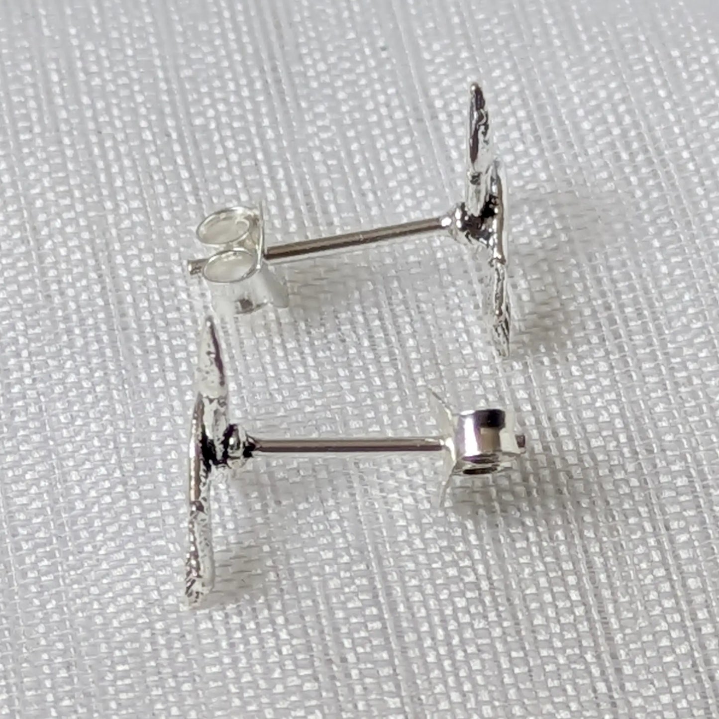 Seitenansicht der Pfeil Ohrringe aus 925 Silber mit Ohrstecker-Stift und feinem Profil