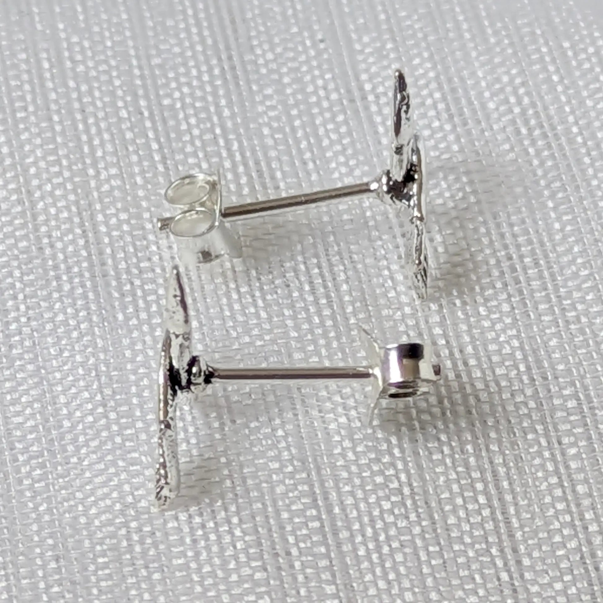 Seitenansicht der Pfeil Ohrringe aus 925 Silber mit Ohrstecker-Stift und feinem Profil