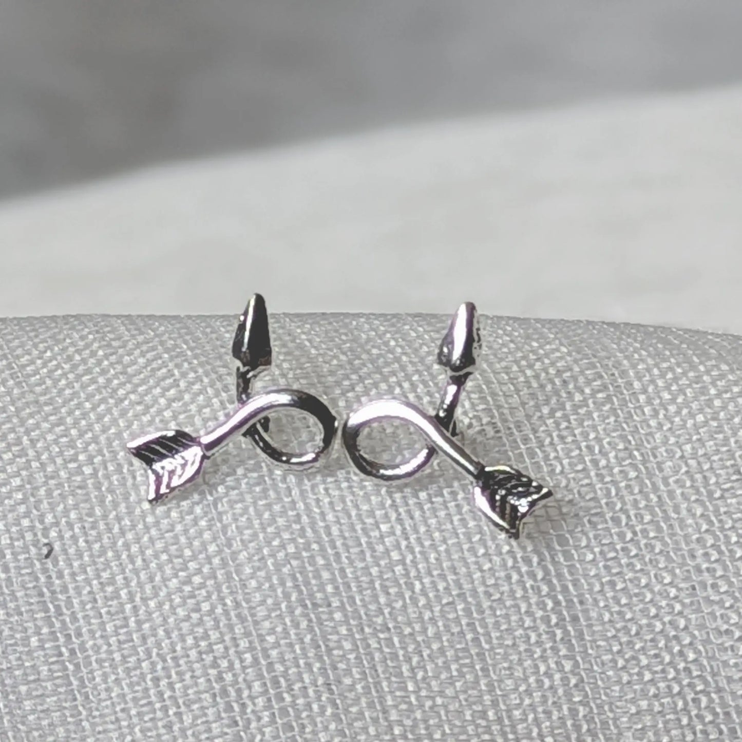 Nahaufnahme der filigranen Pfeil Ohrstecker aus 925 Sterling Silber mit geschwungenem Schaft