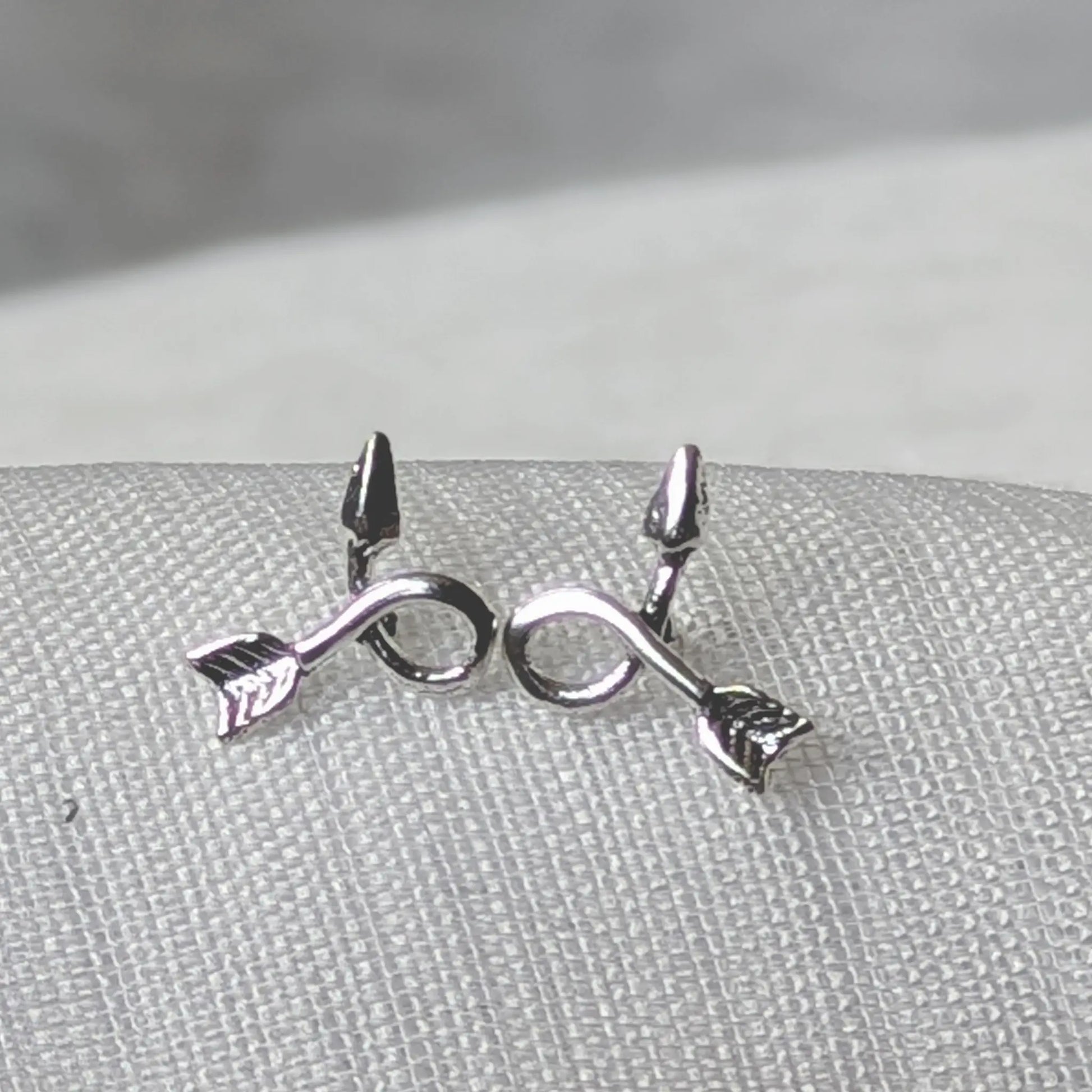 Nahaufnahme der filigranen Pfeil Ohrstecker aus 925 Sterling Silber mit geschwungenem Schaft